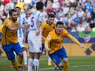 Lionel Messi (vpravo) z Barcelony bí slavit svj gól do sít Málagy.