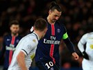 Zlatan Ibrahimovi (v modrém) kontroluje balón v utkání Paris St. Germain vs....