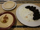 Tzatziki, hummus, plnné vinné listy a arabský chléb. Zdravá a vydatná svaina.