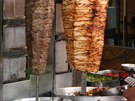 Kebab se obvykle pipravuje z nakládaného kuecího, hovzího i jehního masa.