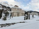Nkteré hotely vypadají jako zámky - na fotografii je Hotel Schloss Pontresina