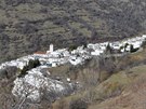 Pohled na Capileiru seshora: bílé domy jsou jakoby pipendlené k horskému...