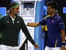 KDO S KOHO? Roger Federer se zdraví s Novakem Djokoviem ped semifinále v...