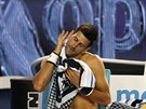 Novak Djokovi se pevléká v semifinálovém souboji proti Rogeru Federerovi na...