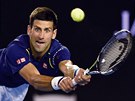 Novak Djokovi se snaí dosáhnout na mí v semifinále Australian Open proti...