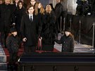 Céline Dion se syny ped rakví manela Reného Angélila (Montreal, 22. ledna...