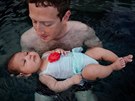 Mark Zuckerberg a jeho dcera Max na první lekci plavání (24. ledna 2016)