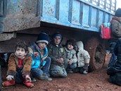 Syrské děti prchající s rodiči před Islámským státem nedaleko turecké hranice...