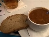 Gulášová polévka s chlebem a malé pivo, celkem 78 Kč. Polévce nelze nic...