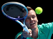 TEN MM. Tom Berdych se natahuje po forhendu v utkn s Rogerem Federerem.