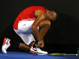 TKANIKY! Australsk tenista Nick Kyrgios si v zpase s Berdychem na domcm...