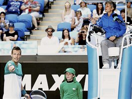 VIDTE TO? esk tenista Tom Berdych diskutuje v osmifinle Australian Open s...