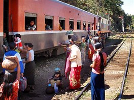 Mandalay  Shwenyaung (Myanmar): dobrodrun pou rozhrkanm vlakem skrze...