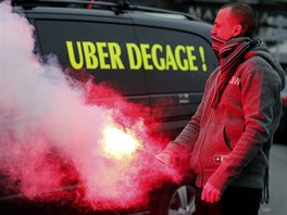 Taxik v Marseille protestuje proti konkurennm slubm, jako je napklad...