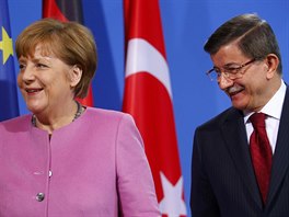 Turecký premiér Ahmet Davutoglu a nmecké kancléka Angela Merkelová pi...