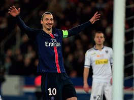 Zlatan Ibrahimovi (v modrm) a jeho radost v duelu Paris St. Germain vs. Angers
