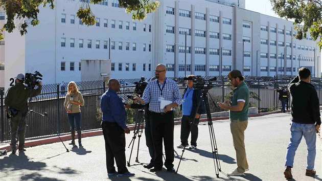 Mdia ped budovou vojensk nemocnice v San Diegu, kde byla slyet stelba. (26. ledna 2016)