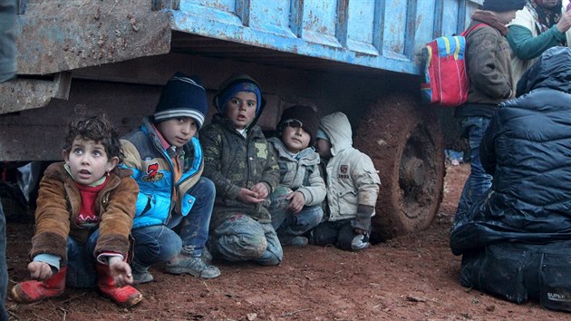 Syrsk dti prchajc s rodii ped Islmskm sttem nedaleko tureck hranice (23. ledna 2016)