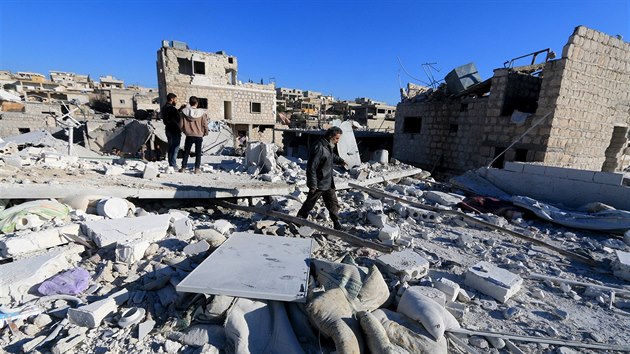 Nsledky bombardovn syrsk vesnice Turmanin v provincii Idlb. Mstn tvrd, e na jejich obec toila rusk letadla (23. ledna 2016)