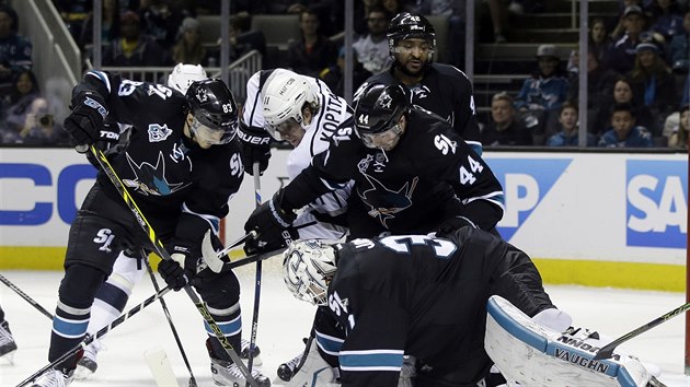 Zmatek ped brankou San Jose e glman Martin Jones. Puk se sna vydolovat Ane Kopitar z Los Angeles.