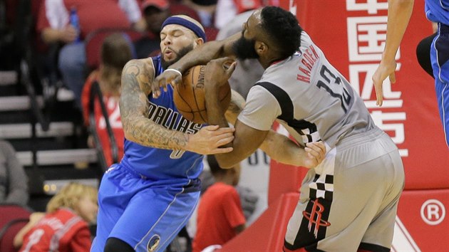 Deron Williams (vlevo) z Dallasu v tvrdm souboji s Jamesem Hardenem z Houstonu.