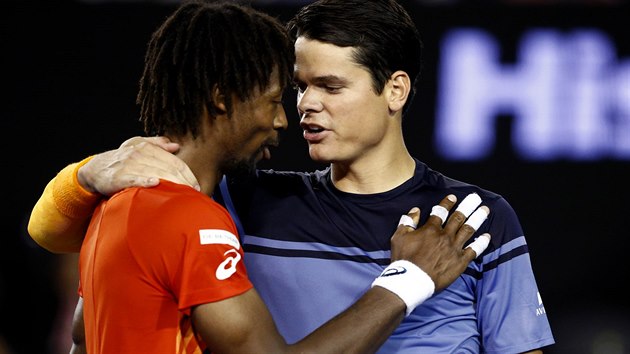 Milos Raonic (vpravo) se po vtznm utkn zdrav s Galem Monfilsem.