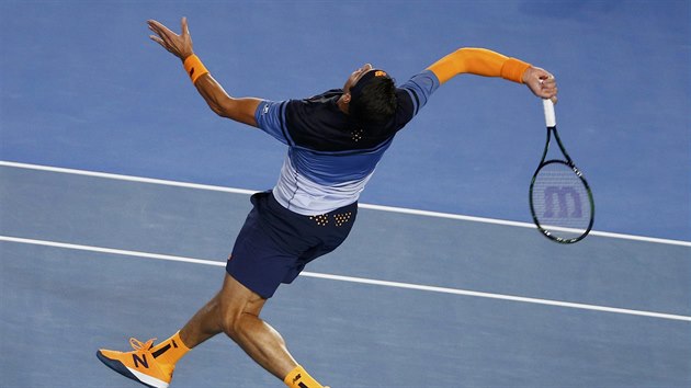 V ZKLONU. Milos Raonic bojuje o semifinle Australian Open.