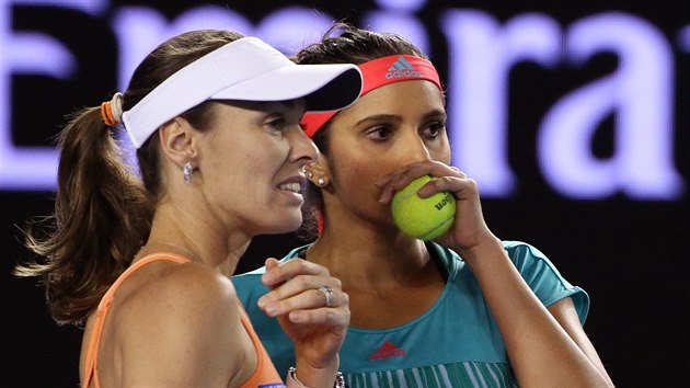 CO JE EPTEM, TO JE ERTEM. Martina Hingisov (vlevo) a Sania Mirzaov se domlouvaj ve finle Australian Open.