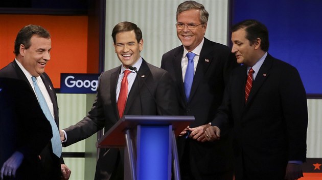 Na snmku zleva: guvernr New Jersey Chris Christie, sentor Marco Rubio, bval floridsk guvernr Jeb Bush a sentor Ted Cruz pi debat (28. ledna 2016).