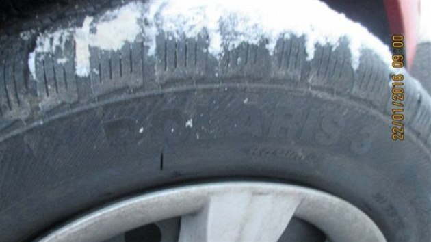 Policist hledaj vandala, kter proezal za jedinou noc pneumatiky u trncti aut.