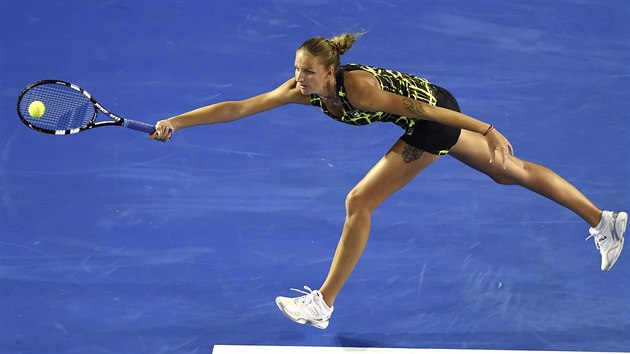 esk tenistka Karolna Plkov se natahuje po mku v utkn 2. kola Australian Open.