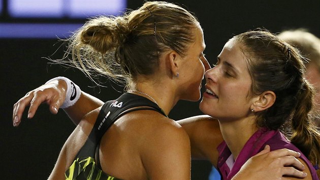 PUSU! Karolna Plkov se objm s Juli Grgesovou, tenisov spoluhrky ze tyhry se utkaly ve 2. kole Australian Open. Vyhrla eka.