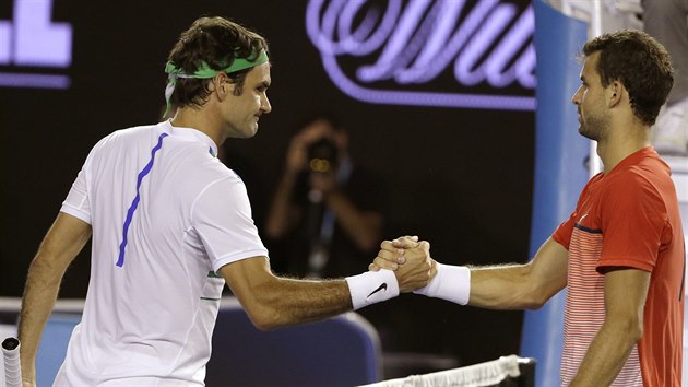 GRATULUJU. Bulharsk tenista Grigor Dimitrov gratuluje k postupu do osmifinle Australian Open Rogeru Federerovi.