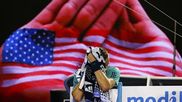 AMERICK PAUZA. esk tenista Tom Berdych se utr v pauze bhem zpasu 3. kola proti Kyrgiosovi na Australian Open.