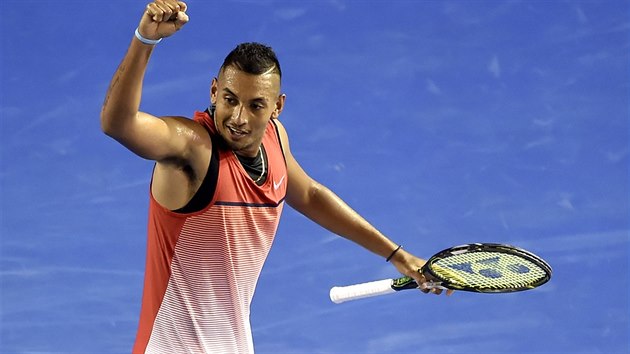 Australsk tenista Nick Kyrgios se raduje z poveden vmny ve 3. kole domcho grandslamu proti Berdychovi.