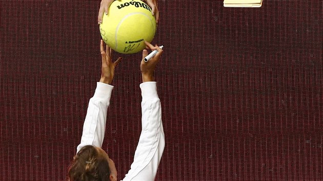 esk tenistka Barbora Strcov se sna po postupu do 4. kola Australian Open podepsat fanoukm.