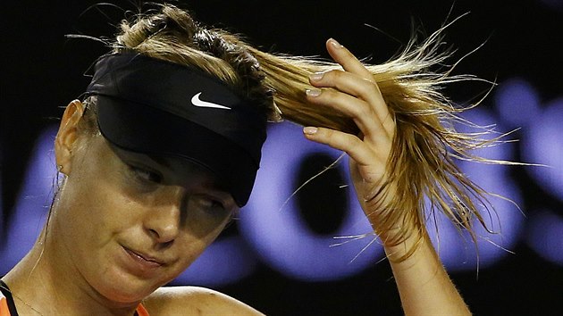Ruská tenistka Maria Šarapovová si prohrabuje vlasy v osmifinálovém utkání Australian Open.