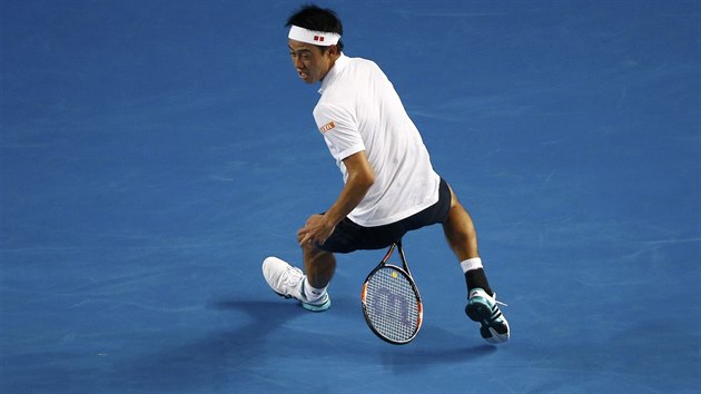 Japonsk tenista Kei Niikori zahrl v osmifinle Australian Open mek efektn mezi nohama.