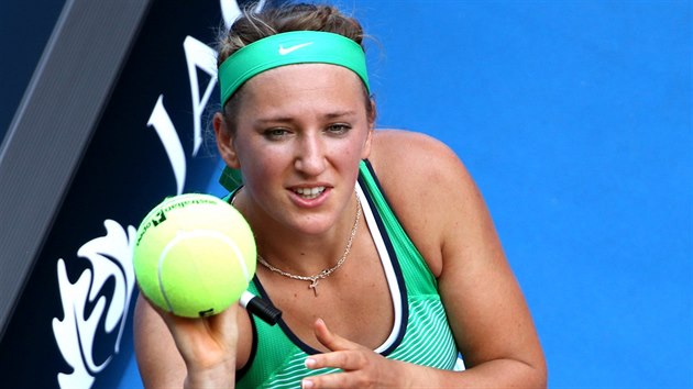 HULA HOP. Bloruska Viktoria Azarenkov posl fanoukm podepsan suvenr po postupu do tvrtfinle Australian Open.