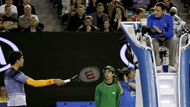 Kanadsk tenista Milos Raonic se hd s rozhodm v semifinle Australian Open.