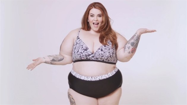 Tess Holliday v plavkch. Na sv kivky je neskuten pyn.