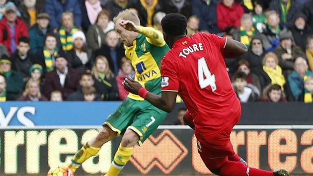 DEBUT SN. Steven Naismith, kter hrl prvn zpas za Norwich, stl vedouc gl do st Liverpoolu.