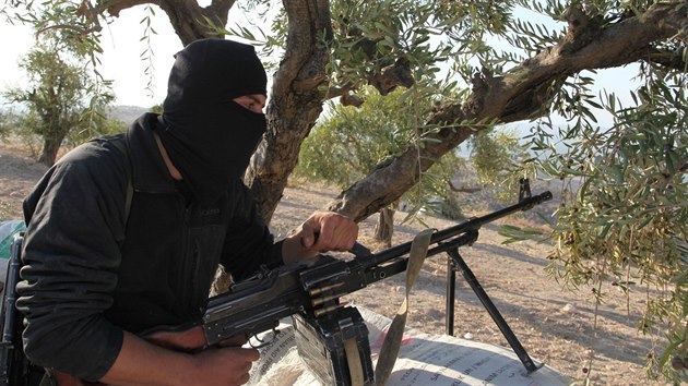 Bojovn�k an-Nusry nedaleko syrsk�ho Aleppa.