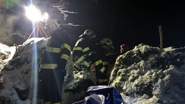 Zchrana speleologa z jeskyn u Holtejna na Blanensku zabrala est hodin (23. ledna 2016).