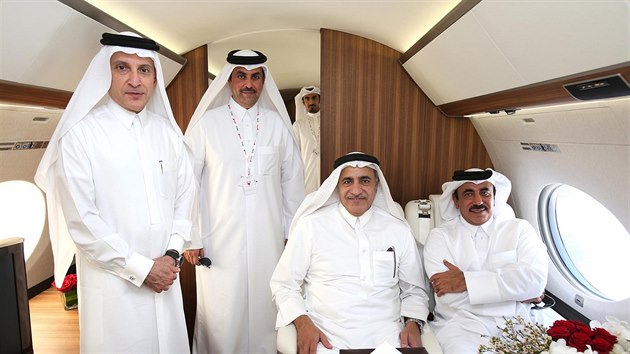 Polosttn Qatar Airways zamstnvaj na 30 tisc lid. Pvodn patily k menm aerolinkm, kter ve svm potku slouily potebm krlovsk rodiny.