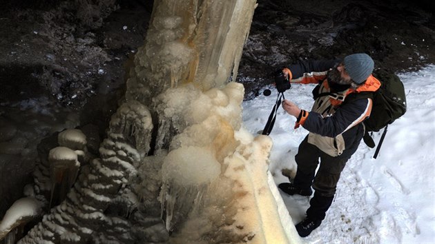 Pozoruhodn ledov tvary uprosted pskovcovch skal vytvoilo mraziv poas. Brtnick ledopdy na Dnsku lkaj do eskho vcarska turisty i fotografy. Na snmku je nejvt ledopd vysok pes deset metr v Havran rokli.