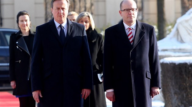 Britsk premir David Cameron se svm eskm protjkem Bohuslavem Sobotkou ped adem vldy R (22. ledna 2015)