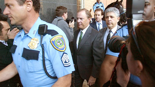 Jeffrey Skilling (uprostřed) přichází do budovy federálního soudu v americkém Houstonu na líčení ohledně podvodu s energetickou společností Enron. (30. ledna 2006) 