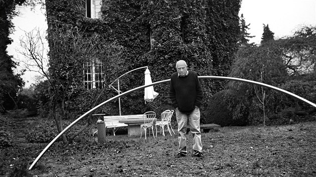 Vtvarnk Vclav Cigler u jedn ze svch plastik na zahrad domu na prask Oechovce.