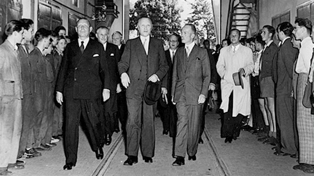 Hermann von Siemens (vpravo) provedl berlnskou tovrnou spolenosti Siemens nmeckho spolkovho kancle Konrada Adenauera (1952).